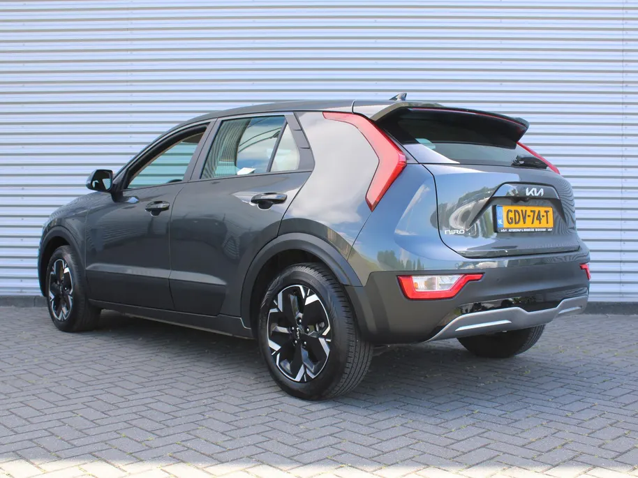 Kia Niro EV Light Edition 64.8 kWh | Camera | Cruise adapt. | Clima | 17' LM | Navi | Keyless | All season banden | 17% bijtelling |