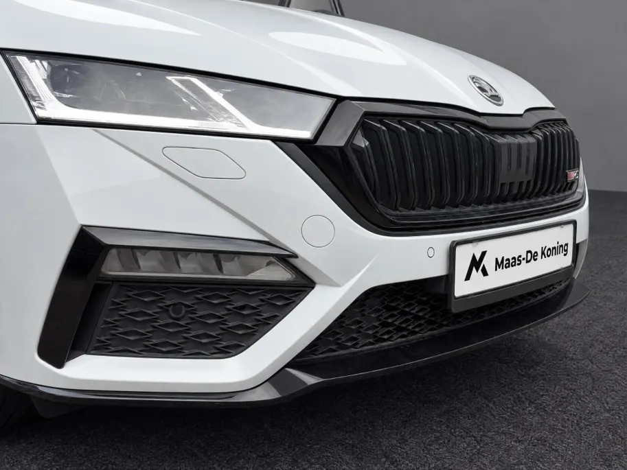 Škoda Octavia Combi 1.4 TSI RS iV PHEV 245pk DSG Business · Trekhaak inklap · Panoramadak · Camera · Head-Up Display · Dodehoeksensor · Keyless · Matrix LED ·