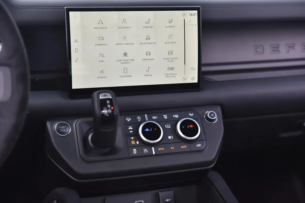 Land Rover Defender 