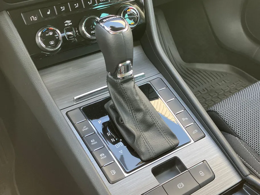 Škoda Superb Combi 1.4TSI 160kW/218PK iV Business Edition Plus · Navigatie · Apple/Android Car Play · Camera + Parkeersensoren · Garantie t/m 27-03-2028 of 60000km.