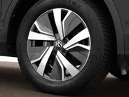 Volkswagen Tiguan 1.4 TSI eHybrid 245pk DSG Life Business · Camera · Inklap. Trekhaak · Stuur- & Stoelverwarming · Parkeerassistent · Apple/Android Car Play ·