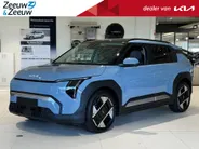 Kia EV3 Plus Advanced 58.3 kWh | NU IN DE SHOWROOM, MAAK NU EEN PROEFRIT!  Private Lease vanaf €429,- p.m. | Gratis Metallic Lak t.w.v. €750,- | Kia Financial lease met 2,99% Rente | 408Km WLTP | Navigatie | Adaptieve cruisecontrol | Stoel en stuur verwarming | K