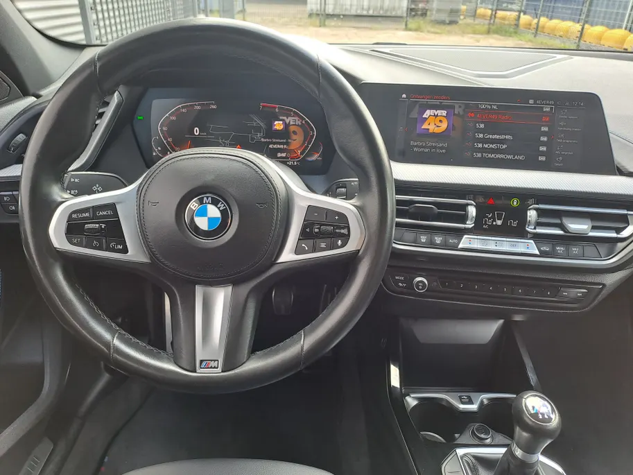 BMW 1 Serie 118i Business Edition M-exterieur pakket | Digitaal cockpit | Navigatie | Cruise | Climate | M-bekleding | M-stuur | Apple Carplay/Android Auto