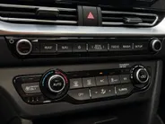 Kia e-Niro ExecutiveLine 64 kWh | Warmtepomp | Memory seats | Stoelverwarming- en ventilatie | JBL audio-installatie | Glazen schuif-/kanteldak | Dodehoekassistentie | Parkeersensoren voor- en achter | Apple/Android Carplay