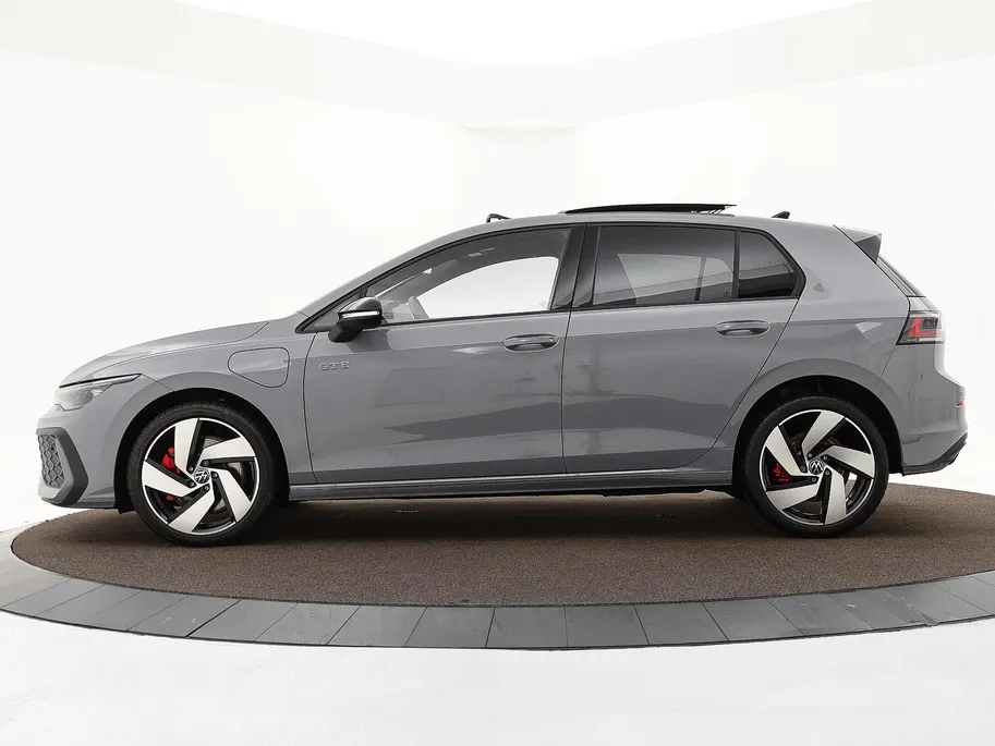 Volkswagen Golf 1.5 eHybrid 272pk DSG GTE · Panoramadak · Camera · Matrix LED · Stuur- & Stoelverwarming · Head-Up Display · Garantie t/m 09-09-2030 of 100.000km