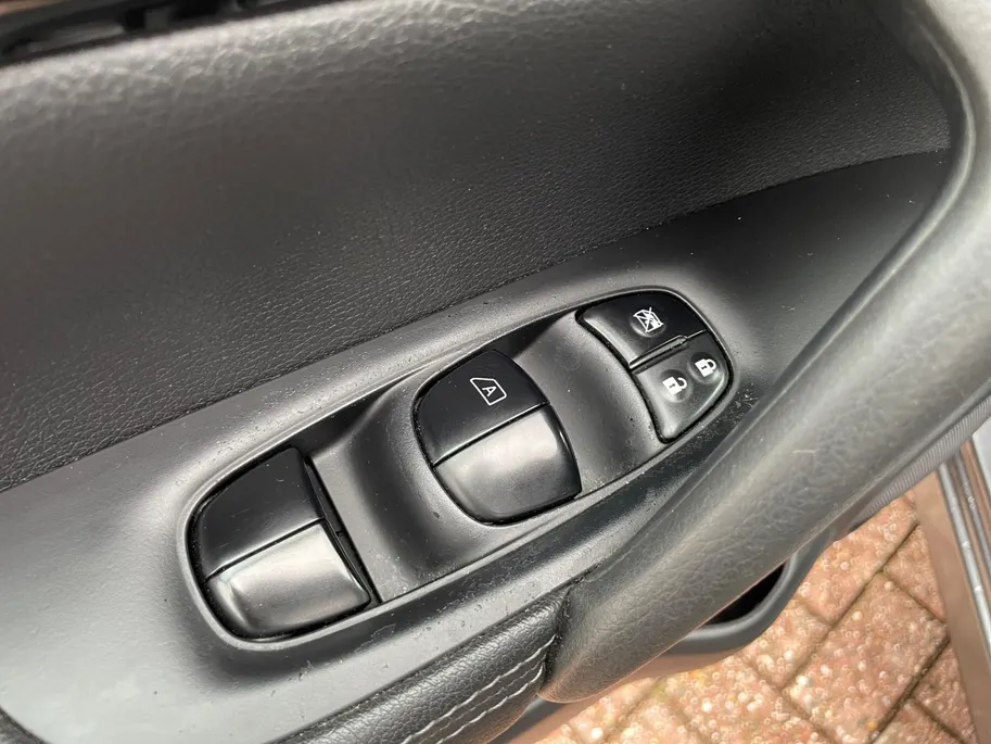 Nissan QASHQAI 1.2 Tekna *Automaat*Navi+360Camera*Climate Control*Stoelverwarming*Panoramadak*Trekhaak*LM.Velgen*Lederen bekleding*Zeer nette auto!