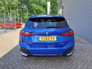 BMW 2 Serie Active Tourer 220i AUTOMAAT | Sensoren | Navigatie | Cruise | 360 Camera | Head-up display | Elektrisch verstelbare stoel | Apple Carplay/Android Auto