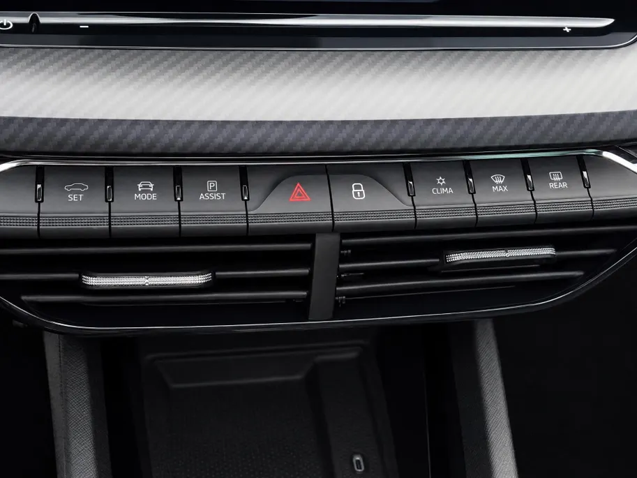 Škoda Octavia Combi 1.4 TSI RS iV PHEV 245pk DSG Business · Trekhaak inklap · Panoramadak · Camera · Head-Up Display · Dodehoeksensor · Keyless · Matrix LED ·