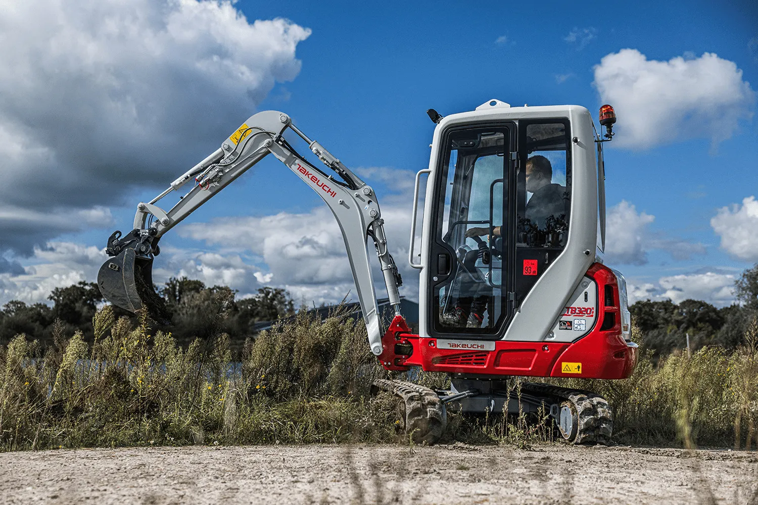 Takeuchi TB320 en action lors de travaux de terrassement