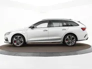 Škoda Octavia Combi 1.4 TSI RS iV PHEV 245pk DSG Business · Camera · Inklap. Trekhaak · Head-Up Display · Elek. Stoelen + Geheugen & Massage · Stuur- & Stoelverwarming ·