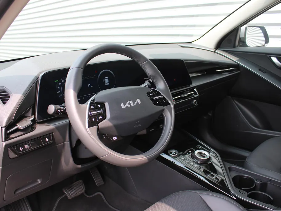 Kia Niro EV Edition Advanced 64.8 kWh | Stuur-/stoelverwarming | Elektr. stoelverstelling | Camera | Cruise adapt. | 17'LM | Clima | 17% bijtelling |