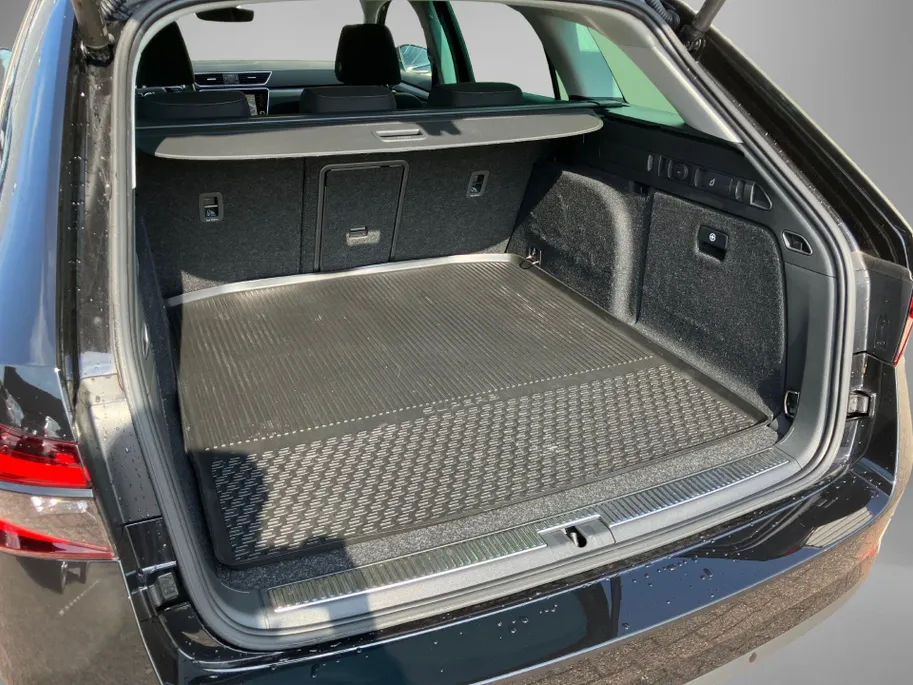 Škoda Superb Combi 1.4TSI 160kW/218PK iV Business Edition Plus · Navigatie · Apple/Android Car Play · Camera + Parkeersensoren · Garantie t/m 27-03-2028 of 60000km.