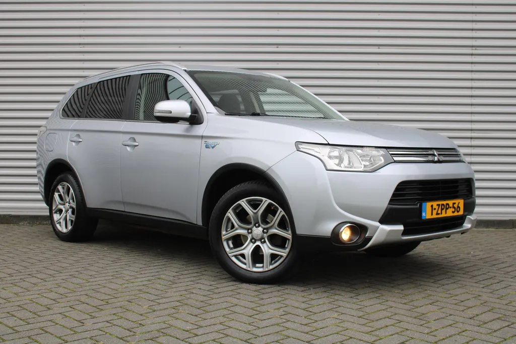 Mitsubishi Outlander 2.0 PHEV Business Edition X-Line | Navi | Clima | Camera | Trekhaak | Keyless | 18' LM |