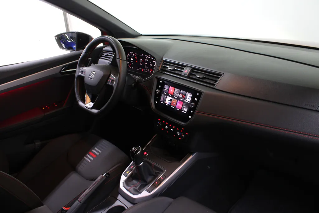 SEAT Arona 1.0 TSI FR Business Intense / 18'' LMV / FULL LED / CAMERA / KEYLESS /