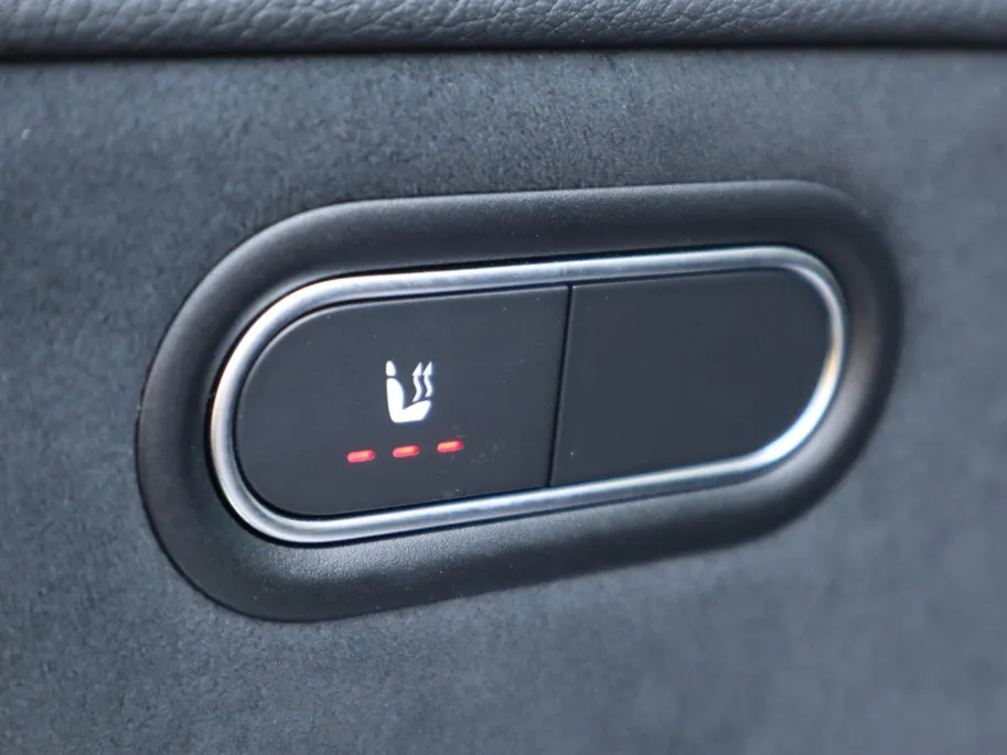 Mercedes-Benz A-Klasse 180 AMG Line l Panorama dak l Keyless entry l Achteruitrij camera l Stoelverwarming