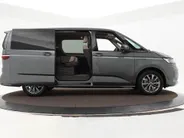 Volkswagen Multivan 1.4 218pk DSG eHybrid L2H1 Life Business · Glazen dak · Trekhaak · Camera · Elek. Schuifdeuren · Apple/Android Car Play · 7 Persoons · 18'' Inch · Garantie t/m 02-06-2028 of 100.000km