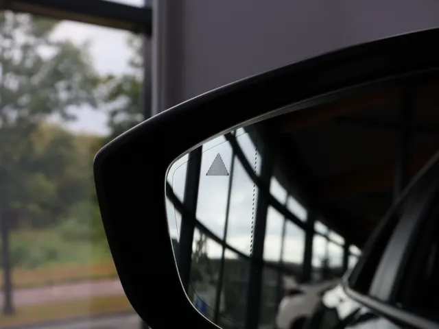 Mazda 3 2.0 e-SA-G Exclusive-line | Head-Up display | Camera