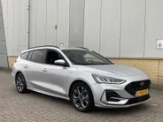 Ford Focus 1.0 EcoBoost Hybrid 125 pk ST Line Wagon Navigatie SYNC4 - Apple Carlay Android Auto - Winter Pack