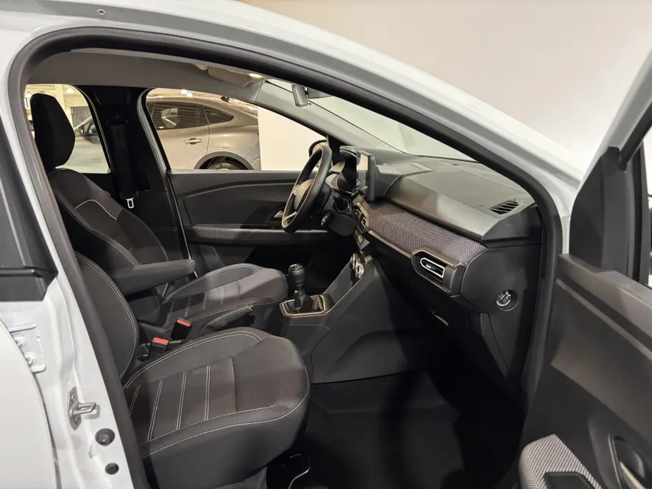 Dacia Sandero 90PK TCe Journey | Camera | Armsteun | Climate Control | Parkeersensoren | Apple CarPlay/Android Auto | Licht & Regen Sensor | Cruise Control | Lichtmetalen Velgen | Full LED |