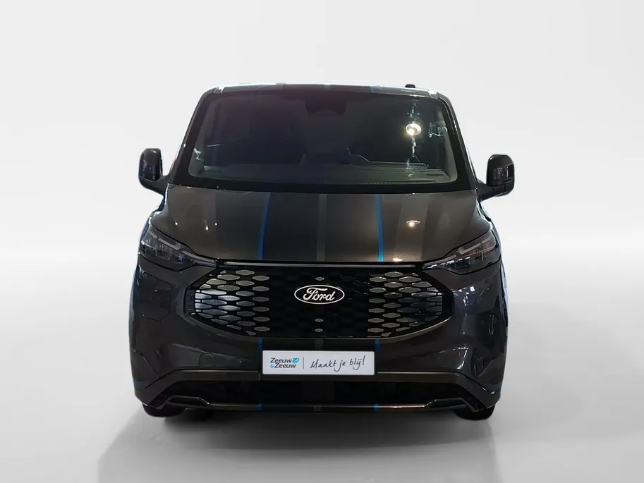 Ford E-Transit Custom 340 L2H1 Sport 71 kWh 218 pk | NIEUW TE BESTELLEN | 17' LM velgen | Laadruimtebescherming | Achteruitrijcamera | All weather banden | Trekhaak | Rijklaarprijs!