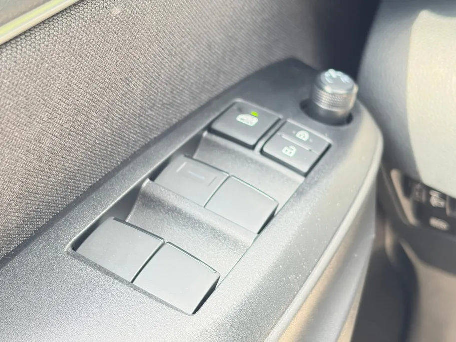 Toyota Yaris 1.5 Hybrid 115 Comfort Apple Carplay/Android Auto , cruise control adaptief en stuurhulp , climate , lm velgen , tel , usb , camera .