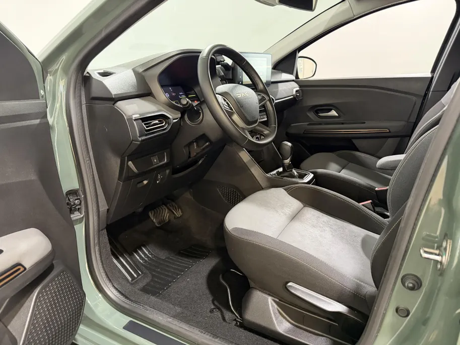 Dacia Jogger 140PK Hybrid Extreme 7p. Automaat | 7 Zitplaatsen | Camera | Parkeersensoren | Apple CarPlay/Android Auto | Digital Cockpit | Cruise Control | Lichtmetalen Velgen | Licht & Regen Sensor | Full LED |