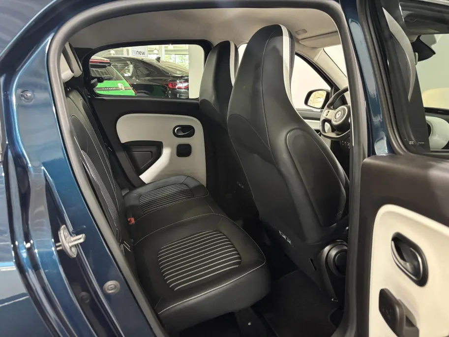 Renault Twingo Z.E. R80 Intens Automaat | 1e eigenaar | Apple CarPlay/Android Auto | Climate Control | Lichtmetalen Velgen | Cruise Control | Licht & Regen Sensor | Half Leder | Privacy Glass | Elektrische Ramen & Spiegels |