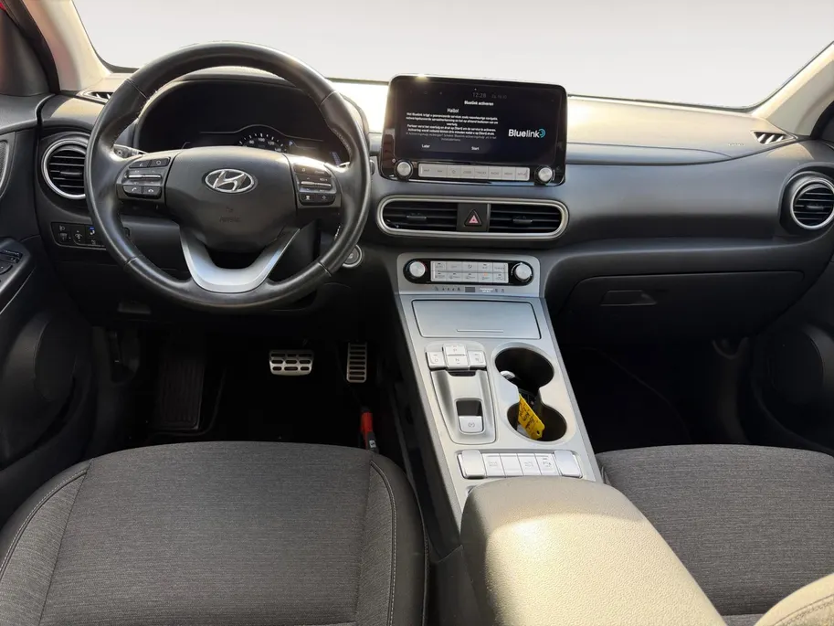 Hyundai Kona EV Fashion 64 kWh 204PK | Warmtepomp | SOH 100 % | Navigatie | Apple Carplay & Android Auto | Adaptive cruise control | Climate control | Head-up display | Parkeersensoren achter | Trekhaak |