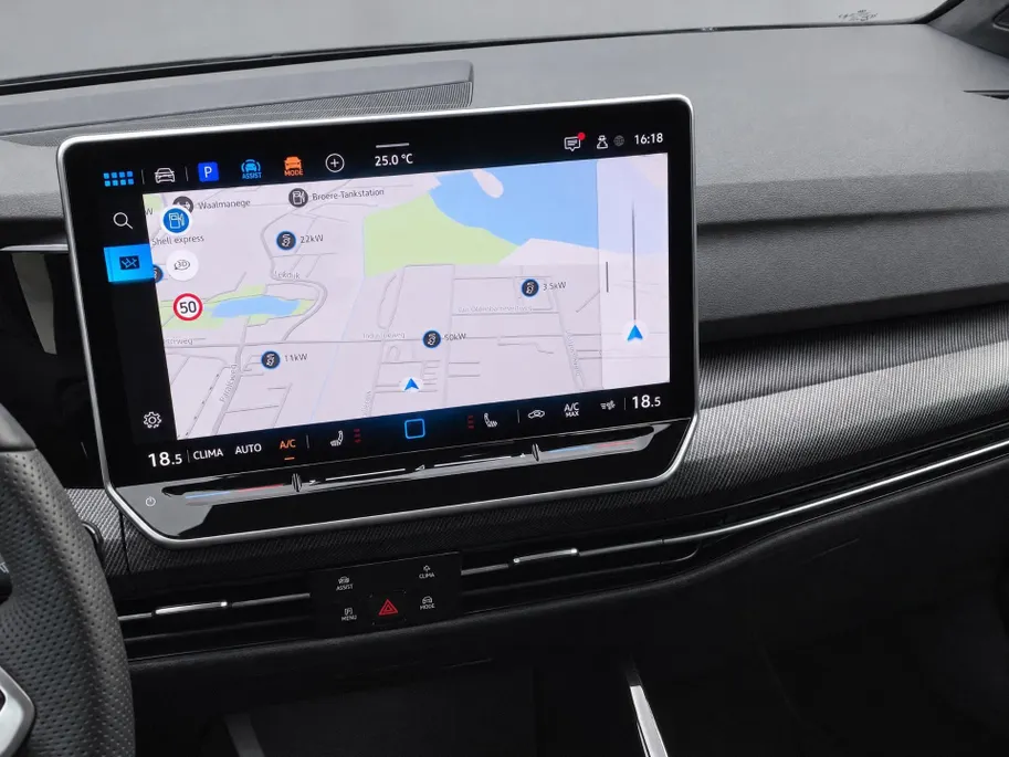Volkswagen Golf 1.5eTSI/150PK R-Line · Navigatie · Trekhaak · Apple/Android Car Play · Dodehoeksensoren · Stoelverwarming ·  Garantie t/m 08-01-2031 of 100000km.