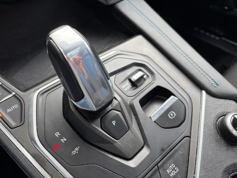 Lynk & Co 01 1.5 Apple Carplay/Android Auto , stoelverwarming , panoramadak , navigatiesysteem full map , camera 360 , elektrisch verstelb. bestuurdersstoel met geheugen , elektrisch bedienbare achterklep ,                                               lichtmetalen ve