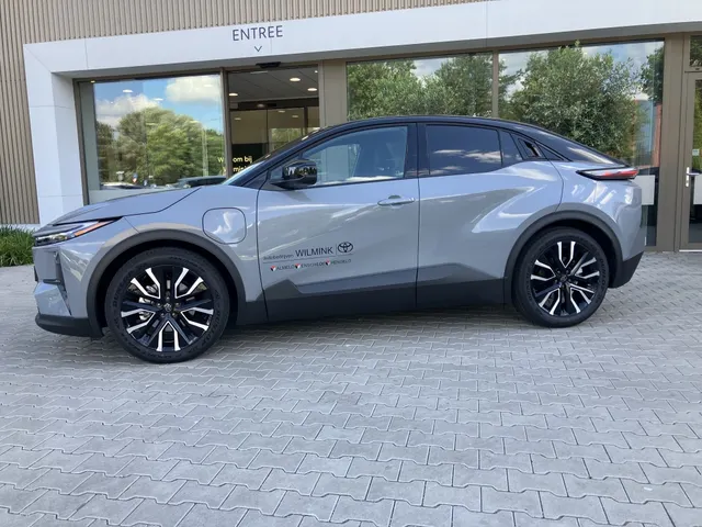Toyota C-HR+ First Edition 77 kWh | Bi-Tone | 20'| Stoel&Stuurverw | Camera