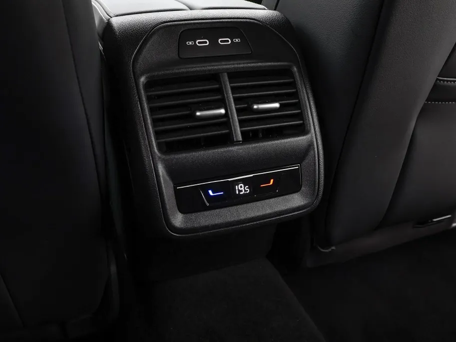 Volkswagen Passat Variant 1.5 eTSI 150pk DSG Elegance Business · Camera · Wegklapbare Trekhaak · Apple/Android Car Play · Dodehoeksensoren · P-Sensoren · 17'' Inch · Garantie t/m 18-06-2028 of 100.000