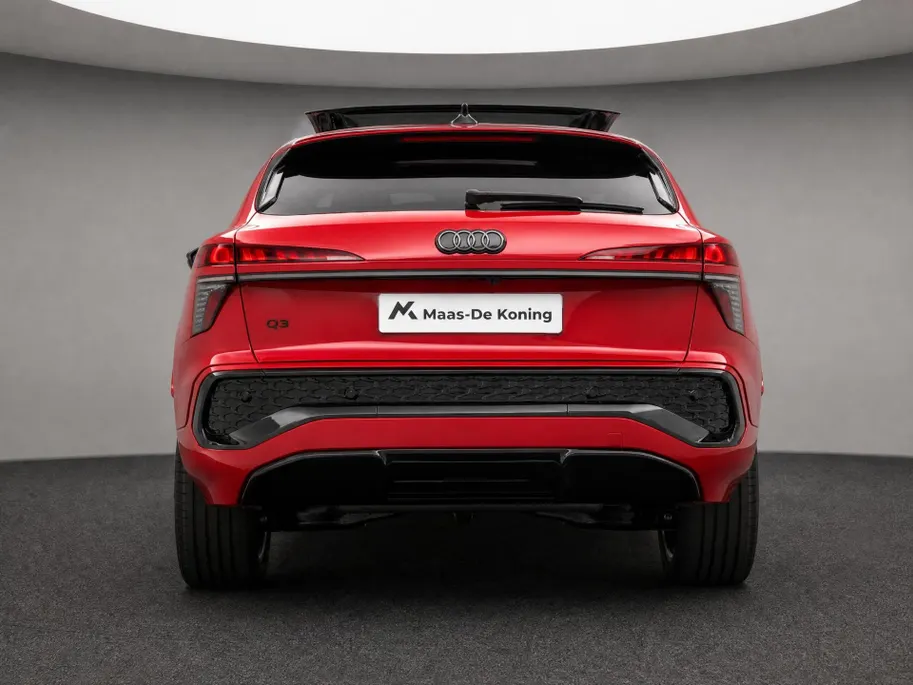 Audi Q3 Sportback 1.5 200kW e-hybrid S edition 272 PK · Tech pro · Glazen panoramadak · Sportstoelen alcantara met rode stiksels