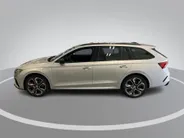 Škoda Octavia Combi 1.4 TSI RS iV PHEV 245pk DSG Business · Camera · Inklap. Trekhaak · Head-Up Display · Elek. Stoelen + Geheugen & Massage · Stuur- & Stoelverwarming ·