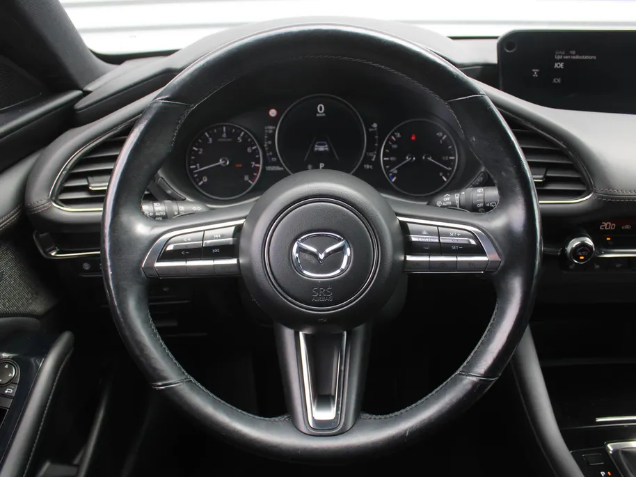 Mazda 3 2.0 e-SkyActiv-G M Hybrid 122 Luxury | Trekhaak | Stuur-/stoelverwarming | Leer | 360 Camera | Stoelgeheugen | 18' LM | HUD | LED | Cruise adapt. |