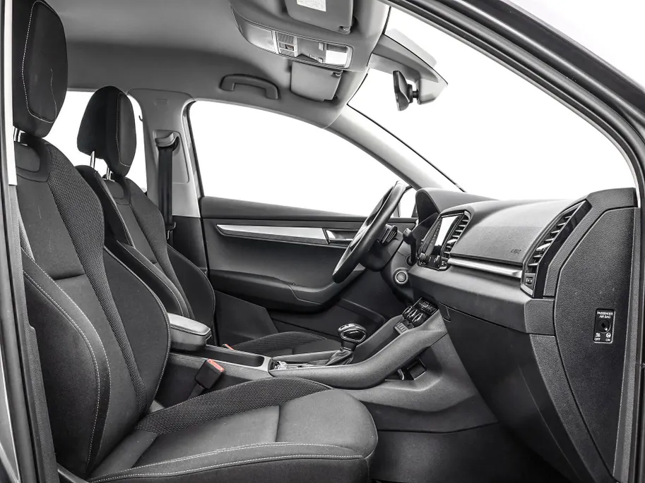Škoda Karoq 1.5 TSI ACT 150pk DSG Business Edition · Camera · Inklap. Trekhaak · Keyless · Stuur- & Stoelverwarming · Apple/Android Car Play · ACC · Garantie t/m 02-07-2028 of 100.000km