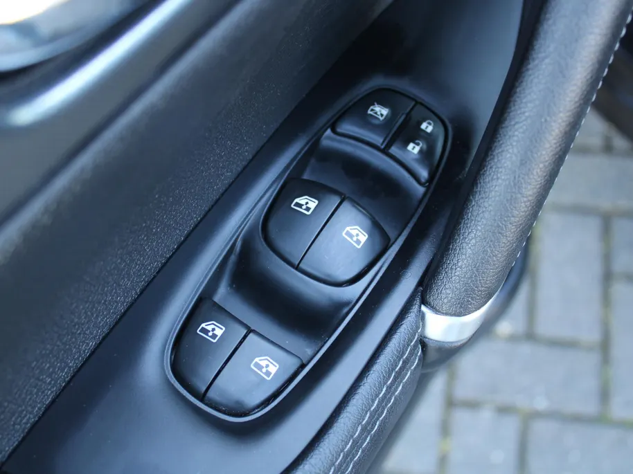 Nissan QASHQAI 1.2 Tekna | Trekhaak | 360 Camera | Pano dak | Stoel-/voorruitverwarming | Dodehoek detectie | Elek. stoelverstelling | Clima | 19' LM | 1e eigenaar |