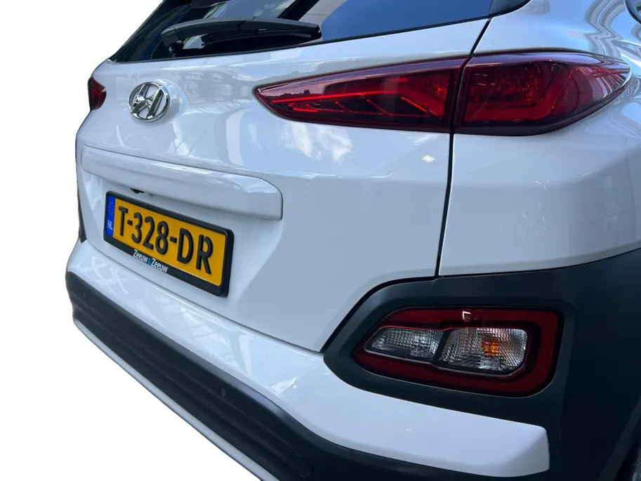 Hyundai Kona EV Fashion 64 kWh 204PK | Warmtepomp | Navigatie | Apple Carplay & Android Auto | Adaptive cruise control | Open dak | Head-up display | Achteruitrijcamera |