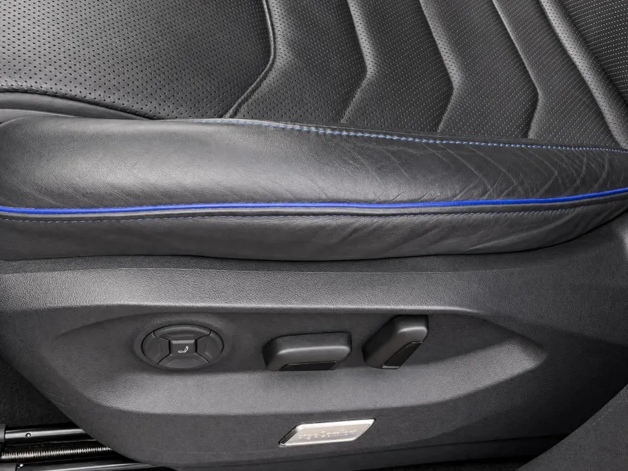 Volkswagen Touareg 3.0TSI 340kW/462PK R-line · Panoramadak · Trekhaak · Leder · Luchtvering