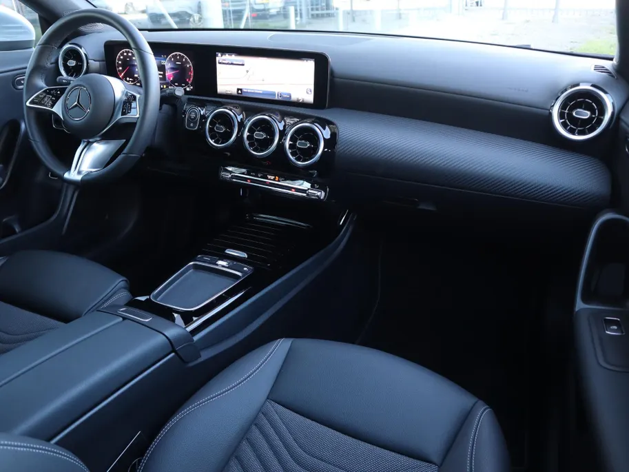Mercedes-Benz CLA Shooting Brake 180 Star Edition l Keyless l Achteruitrij camera l Stoelverwarming