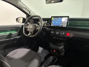 Renault Twingo Urban Range Techno 27.5 kWh Automaat | Demo - Beschikbaar per 01-10-2026 | Armsteun | Camera | Parkeersensoren | Climate Control | Full LED | Adaptive Cruise Control | Navigatie | 18' Lichtmetalen Velgen |