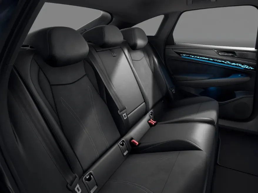 Volkswagen ID.7 Limited Edition Plus 77 kWh accu 286 PK · Achteruitrijcamera · Draadloze telefoonlader ·