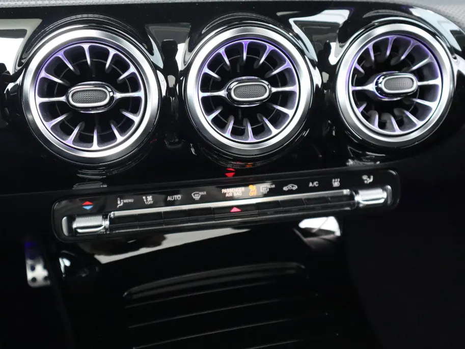 Mercedes-Benz CLA 200 AMG Line l Panoramadak l Stoelverwarming l Carplay