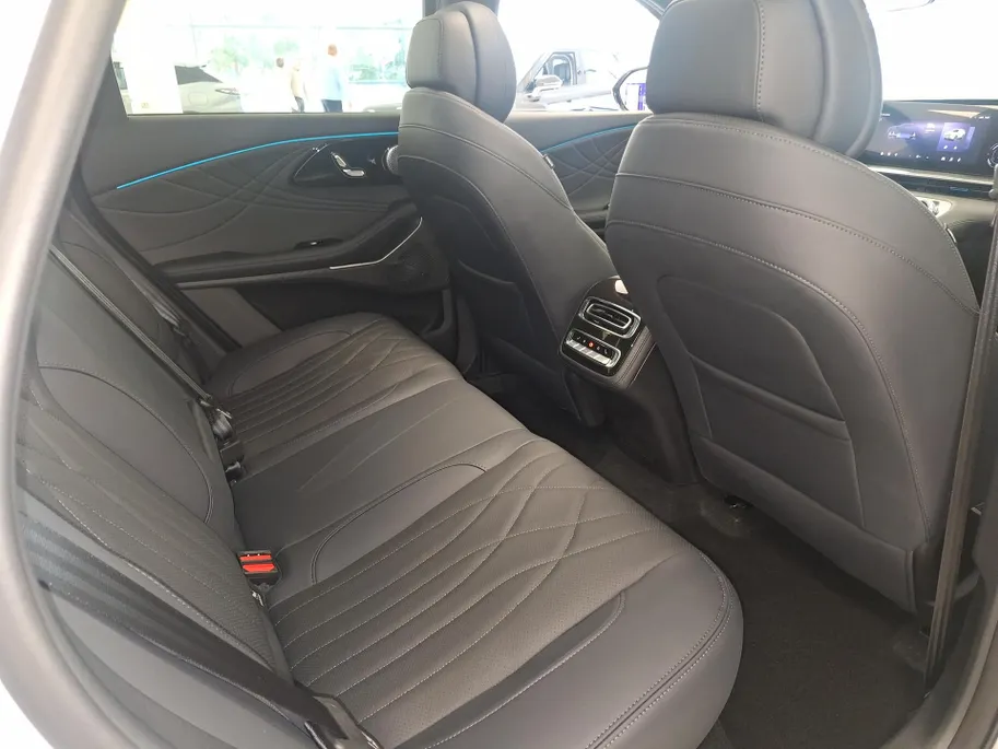 Omoda 9 9 PHEV Premium Panoramadak - 1100KM Bereik