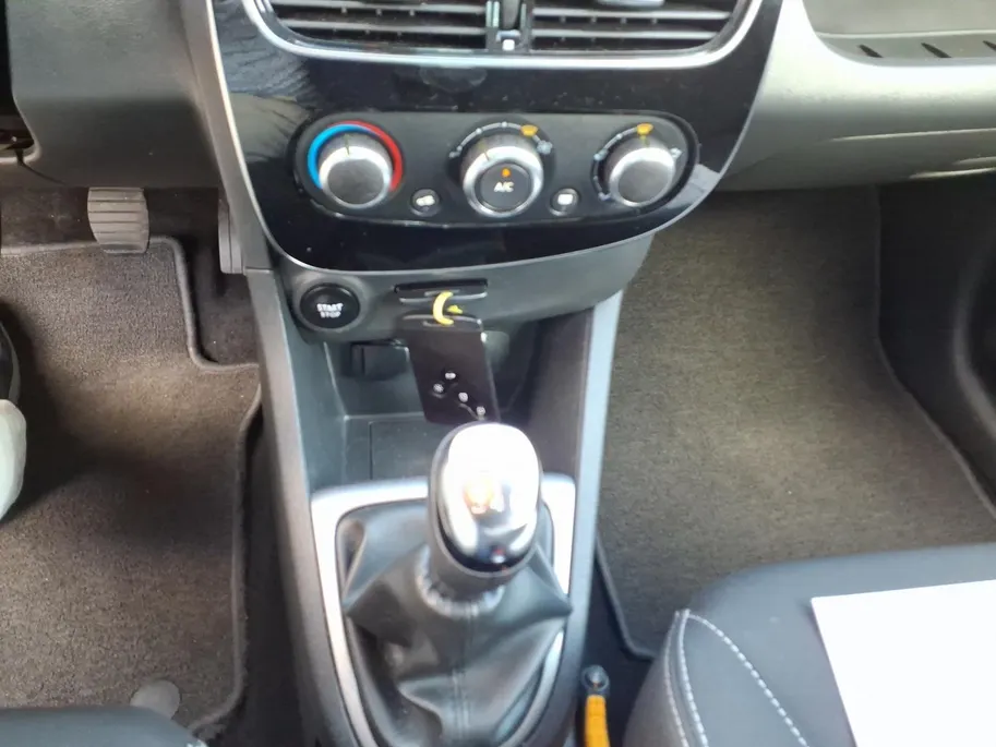 Renault Clio 0.9 TCe Limited navi , airco , trekhaak , lm velgen , parkeersensor , tel , usb .