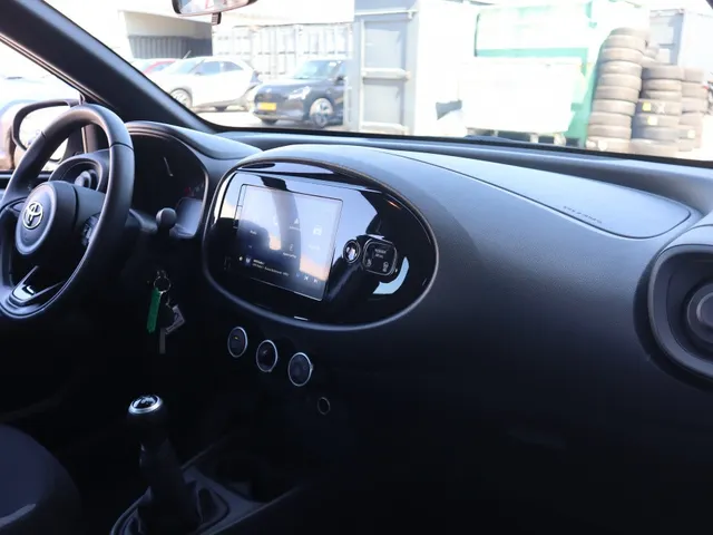 Toyota Aygo X 1.0 VVT-i MT Play Allseason banden | Armsteun
