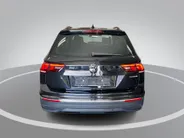 Volkswagen Tiguan 1.4 TSI eHybrid 245pk DSG Life Business · Camera · Inklap. Trekhaak · Stuur- & Stoelverwarming · Apple/Android Car Play · Elek. Achterklep ·