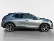 Kia XCeed 1.5 T-GDI MHEV DynamicPlusLine Automaat | 1e Eigenaar | Dealer Onderhouden | Camera | Stoel- & Stuurverwarming | Trekhaak | 2-Zone Climate Control | Navigatie | Fabrieksgarantie t/m 2-4-2028 +3x 1 jaar* | NAP