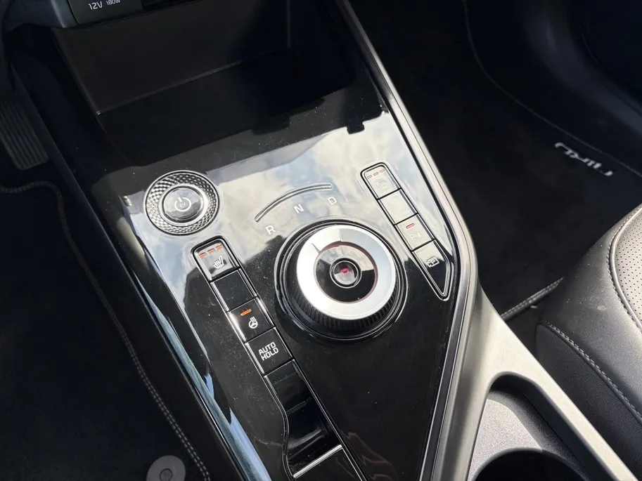 Kia Niro EV DynamicPlusLine 64.8 kWh | Glazen schuif-/kanteldak | Stoel- en stuurverwarming | Elektrisch bedienbare achterklep | Head-up display | Dodehoek assistentie | Achteruitrijcamera | Apple/Android Carplay | LED | Climate control