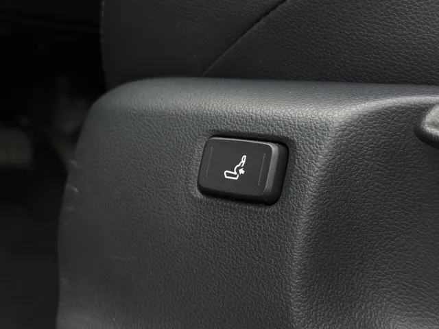Toyota Yaris 1.5 Hybrid Executive Bi-Tone | PDC V+A | HUD